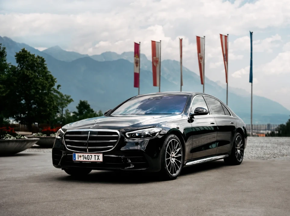 Luxuriöse Mercedes S-Klasse von VIP Taxi Tirol für komfortable Taxi- und VIP-Transfers in Innsbruck und Tirol.