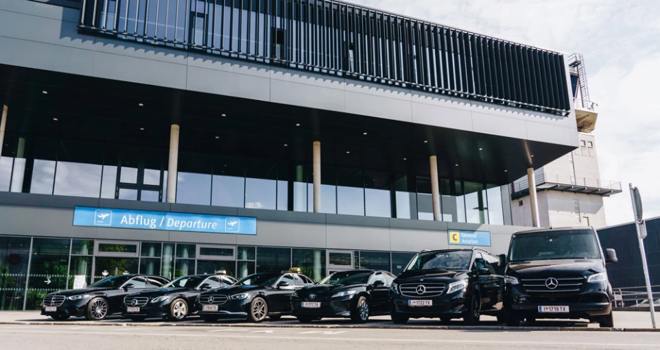 Zuverlässiger Taxi Transfer in Innsbruck und Tirol mit moderner Mercedes-Fahrzeugflotte.