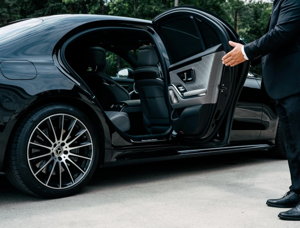 Professioneller Chauffeur- & Meet & Greet Service Professioneller Chauffeur- & Meet & Greet Service