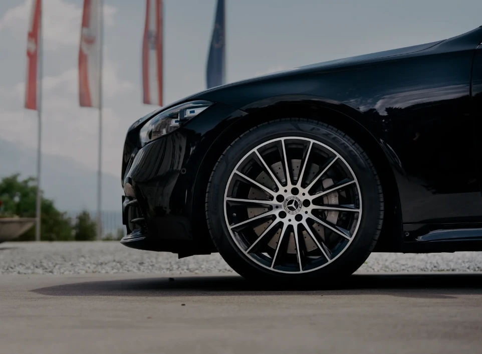 Felge und Premium-Details einer Mercedes-Benz S-Klasse
