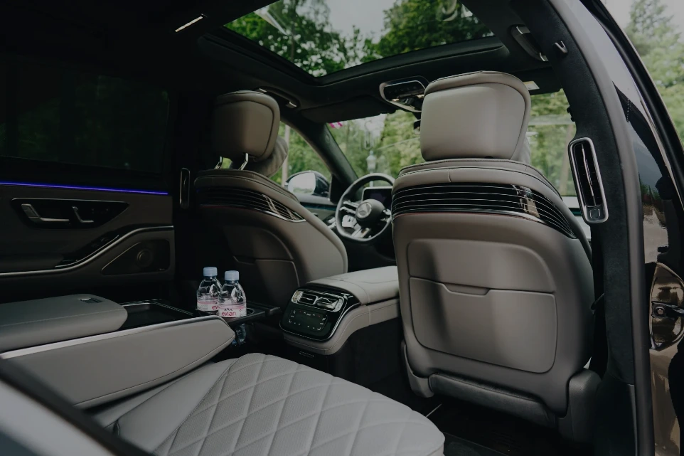 Hochwertiger Innenraum einer Mercedes S-Klasse für VIP Transfers