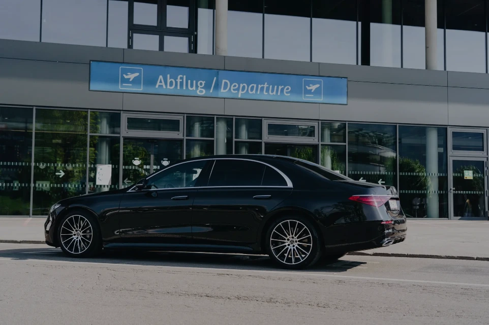 Mercedes S-Klasse von VIP Taxi Innsbruck am Flughafen