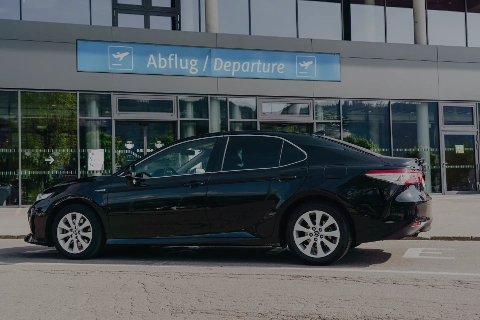 Toyota Camry von VIP Taxi Innsbruck am Flughafen