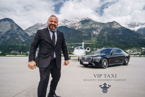 Professioneller Taxi Chauffeur am Flughafen Innsbruck